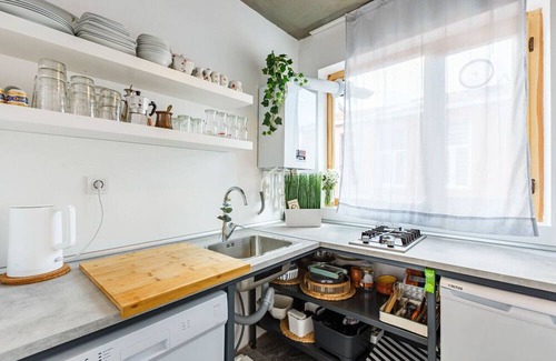 Istanbul City Center Apartamento | Stylish Flat w Patio Near Red Church in Fatih