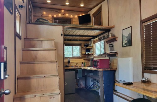 Cripple Creek Cabina | NEW Lovable Mountain Tiny Home near Cripple Creek