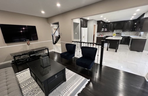 Scarborough Casa | Cozy Upscale Scarborough Home!