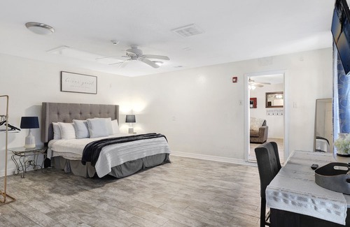 Dickinson Casa | Beautiful Cottage and event space sleeps 16+ Kemah boardwalk, beaches near, Nasa