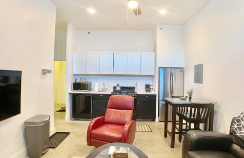 Downtown Anchorage Casa | Skyline 104: Modern 1-Bedroom Suite