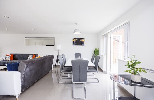 Acresford Casa | Stunning Coventry House for the Larger Group with Parking and Hot Tub