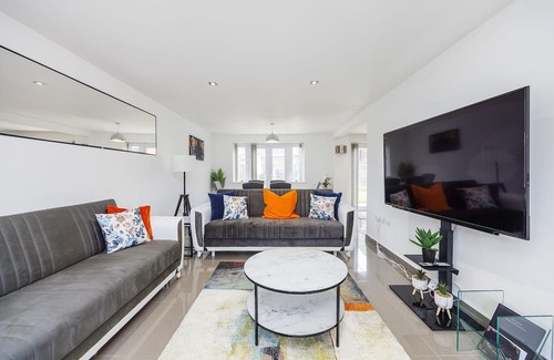 Acresford Casa | Stunning Coventry House for the Larger Group with Parking and Hot Tub