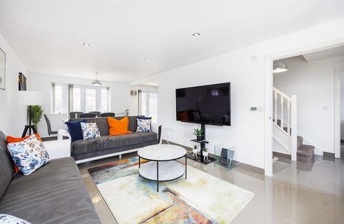 Acresford Casa | Stunning Coventry House for the Larger Group with Parking and Hot Tub