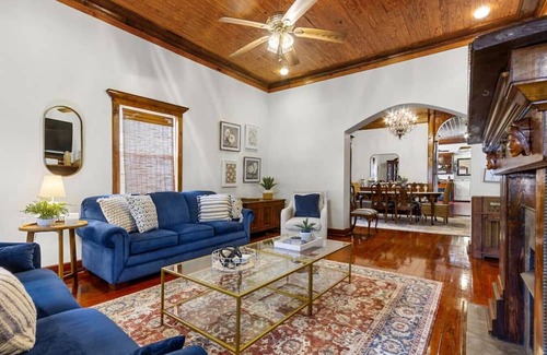 Downtown Apartamento | Spacious Downtown Flat w/ free parking