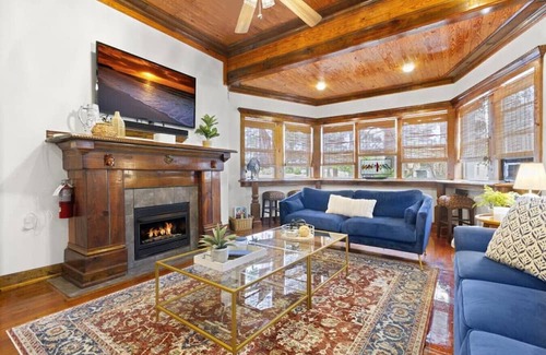 Downtown Apartamento | Spacious Downtown Flat w/ free parking