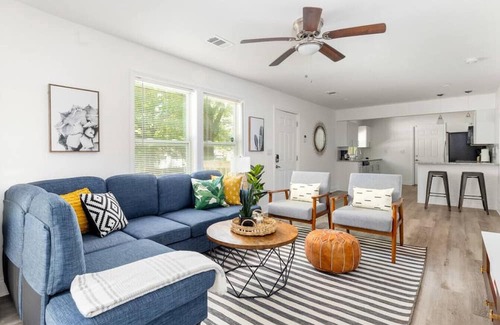 Lakewood Casa | Newly Renovated Modern Bungalow Minutes from DT