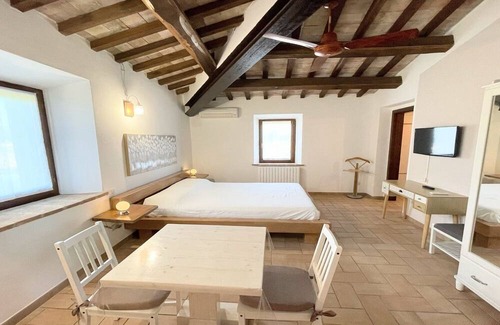 Limiti Villa | Sleeps 11 - Huge Charming Italian Villa & Pool - Aircon - Wifi