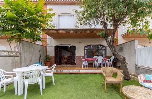 Torredembarra Casa | Wonderful villa for 7 people with pool, WIFI, TV and patio