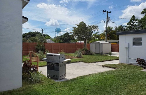 Delray Beach Casa | 5 Min Walk to the Ave 5 min Drive to the Beach! Pet friendly!