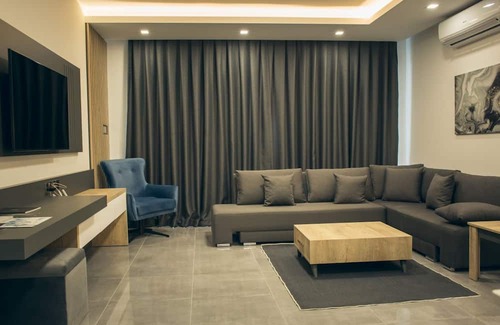 Trikomo Apartamento | Modern and Comfortable Flat with Pool Near Beach