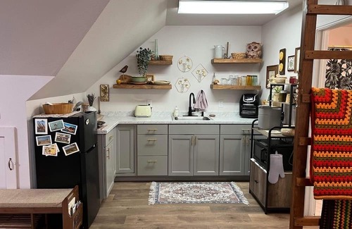 Retsil Apartamento | Charming Attached Cottage Loft Studio for Two