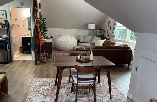 Retsil Apartamento | Charming Attached Cottage Loft Studio for Two