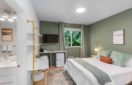 Minor Casa | Kurt's Sweet Suite - 84 Walkscore!!