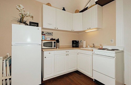 Saugatuck Condominio | Waterfront Condo-Shop-Kayak-Beach-Bike-Boat-Restaurants-Outdoor Heated Pool-Fun