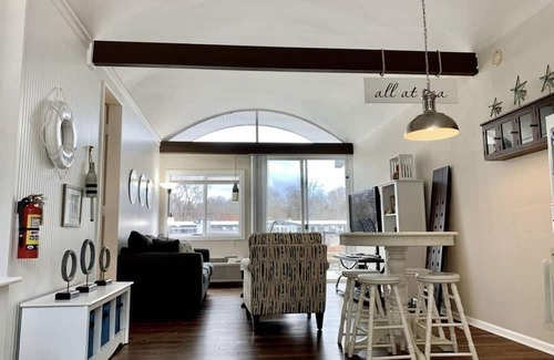 Saugatuck Condominio | Waterfront Condo-Shop-Kayak-Beach-Bike-Boat-Restaurants-Outdoor Heated Pool-Fun