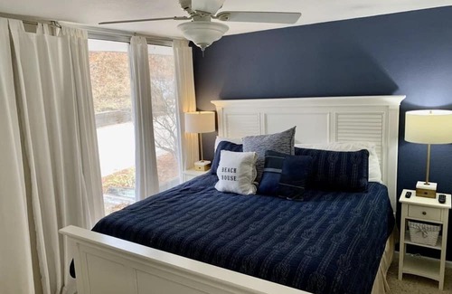 Saugatuck Condominio | Waterfront Condo-Shop-Kayak-Beach-Bike-Boat-Restaurants-Outdoor Heated Pool-Fun