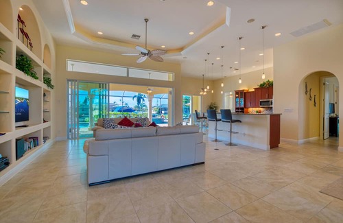Caloosahatchee Villa | 3 BEDS | 4,5 BATHS | 6 GUESTS | GULF ACCESS & POOL/SPA | INCL.10% OFF BOAT RENTAL
