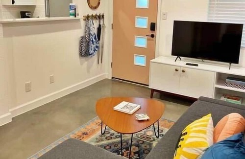 Clarksville Condominio | Instagrammable Condo Walkable to All in Austin!