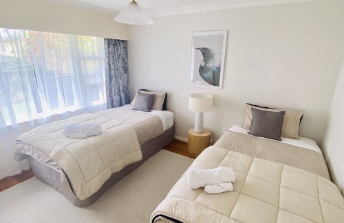 Invercargill Casa | Relax at Rosedale Retreat or Stroll in the Private Garden