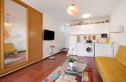 Centro de Torremolinos Apartamento | Studio Apartment "Lahola" with Private Terrace & Wi-Fi