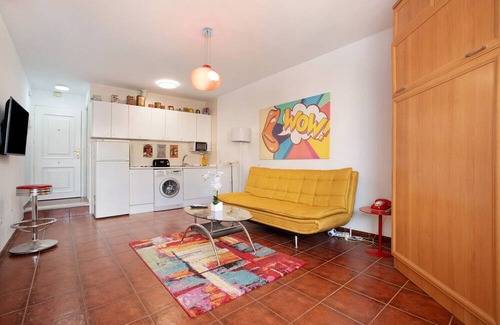 Centro de Torremolinos Apartamento | Studio Apartment "Lahola" with Private Terrace & Wi-Fi