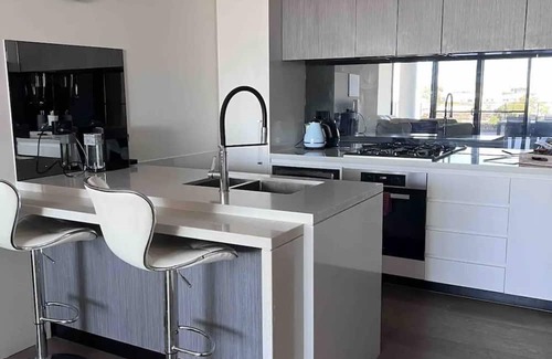 Kogarah Apartamento | Modern & Bright~ Walk to Beach ~ Balcony ~ Parking