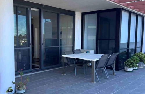 Kogarah Apartamento | Modern & Bright~ Walk to Beach ~ Balcony ~ Parking