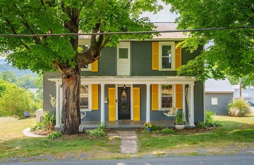 Shenandoah Casa | Yellow Shutter Farmhouse Oasis