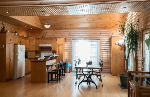 Blue Sea Cabaña | Spacious, Cozy Waterfront Cottage with Hot-tub and Sauna in Beautiful BlueSea QC