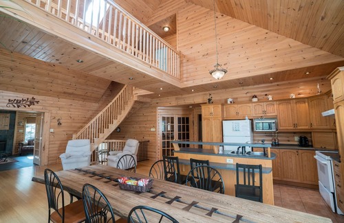 Blue Sea Cabaña | Spacious, Cozy Waterfront Cottage with Hot-tub and Sauna in Beautiful BlueSea QC