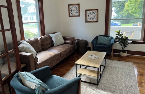Duxbury Apartamento | Fall Special. New to Market giving a great deal. Heart of Waterbury.