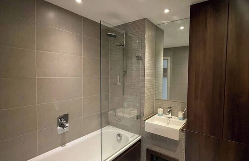 Woodberry Down Apartamento | Bright 2BD Flat w/Private Balcony - Manor House!