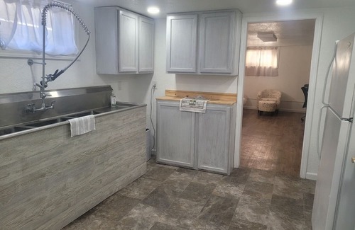 Torrington Casa | 2 apartments for price of 1. Entire house with lots of rooms. Pets welcome!