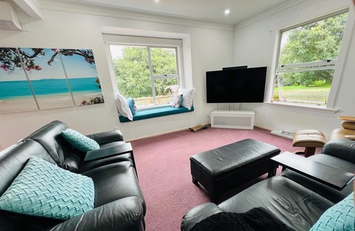 Waitao Casa | Spacious bungalow set in an avocado orchard.