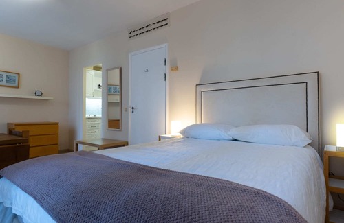 Gibraltar Apartamento | Eutotowers Suite-hosted by Sweetstay