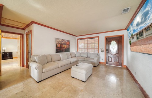 Westchester Casa | Gated Miami pool house