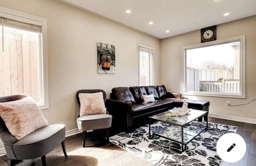 Meadowvale Village Casa | Spacious 4 beds modern house available in Mississauga for short term rentals.