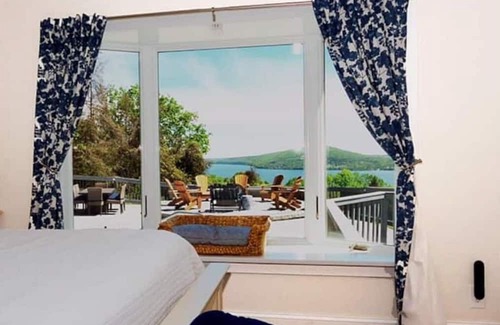 Naples Casa | Finger Lakes Wineries Golf Foliage Hiking Skiing