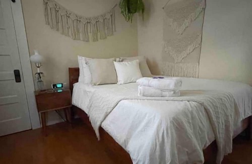 Rose City Park Cama Y Desayuno | NEW LISTING-Adorable Craftsman, great neighborhood
