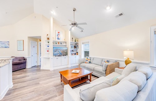Hatteras Condominio | On Special - Canal Front Penthouse Suite in Slash Creek with Resort Amenities an