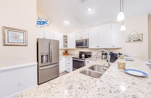 Hatteras Condominio | On Special - Canal Front Penthouse Suite in Slash Creek with Resort Amenities an
