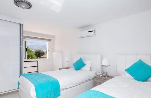 Zeytinlik Apartamento | Flat w Pool and Balcony 4 min to Beach in Kyrenia