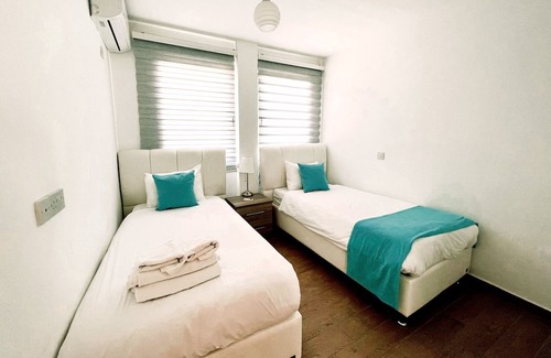 Zeytinlik Apartamento | Flat w View, Pool, Balcony Near Beach in Kyrenia