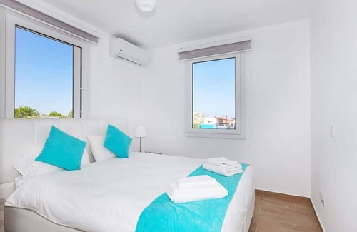 Zeytinlik Apartamento | Flat w View, Pool, Balcony Near Beach in Kyrenia