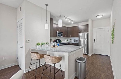 Courier City - Oscawana Apartamento | Bleecker room 116 · Luxury king suite! Pool | gym | FREE parking | A