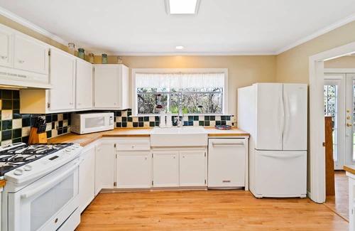 Sunset Oaks Casa | Where the good ol' days still live | The Heyday by Lodgewell