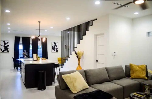 Foster Place Casa | Modern Home in HTX| NRG/Med Ctr+Downtown|Luxe 3BDR