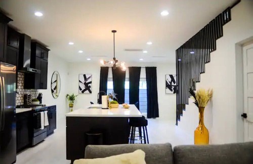 Foster Place Casa | Modern Home in HTX| NRG/Med Ctr+Downtown|Luxe 3BDR
