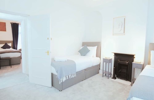 Stafford Casa | Town Centre House with parking, Wi-Fi